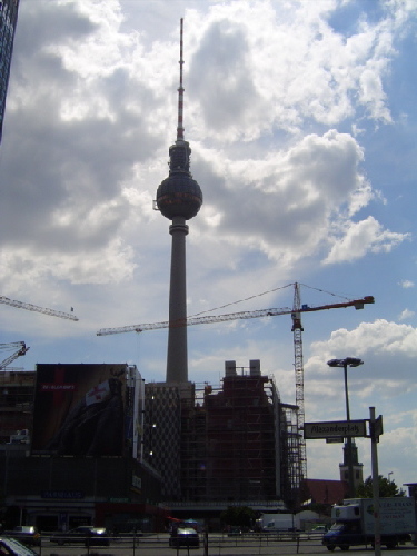 La tour domine Berlin-Est