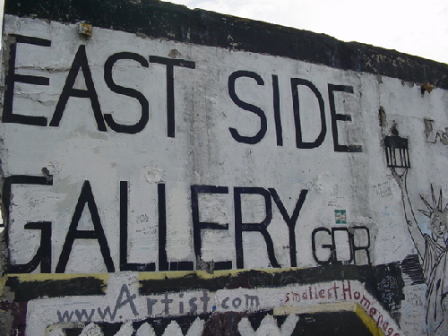 East Side Gallery%3a un bout de mur conserv et utilis comme support artistique